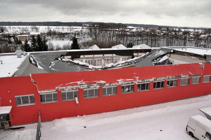 Policie navrhla podání obžaloby na dvě osoby za pád střechy sportovní haly