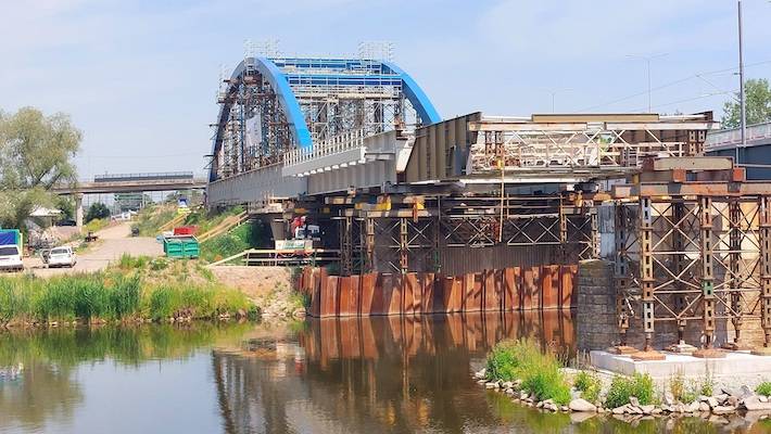 Hlavní část nového dvoukolejného železničního mostu se posunula nad Labe