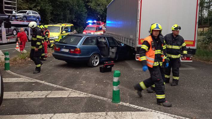 Srážka osobního auta s návěsem kamionu si vyžádala jedno zranění
