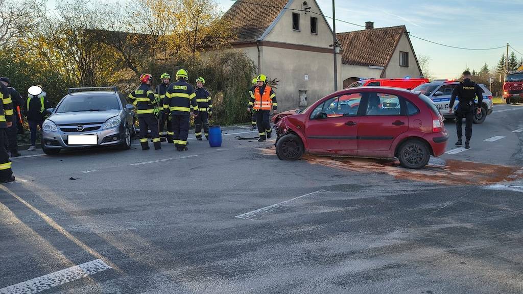 Srážka dvou aut se zraněním uzavřela silnici I/35 ve Vysokém Mýtě