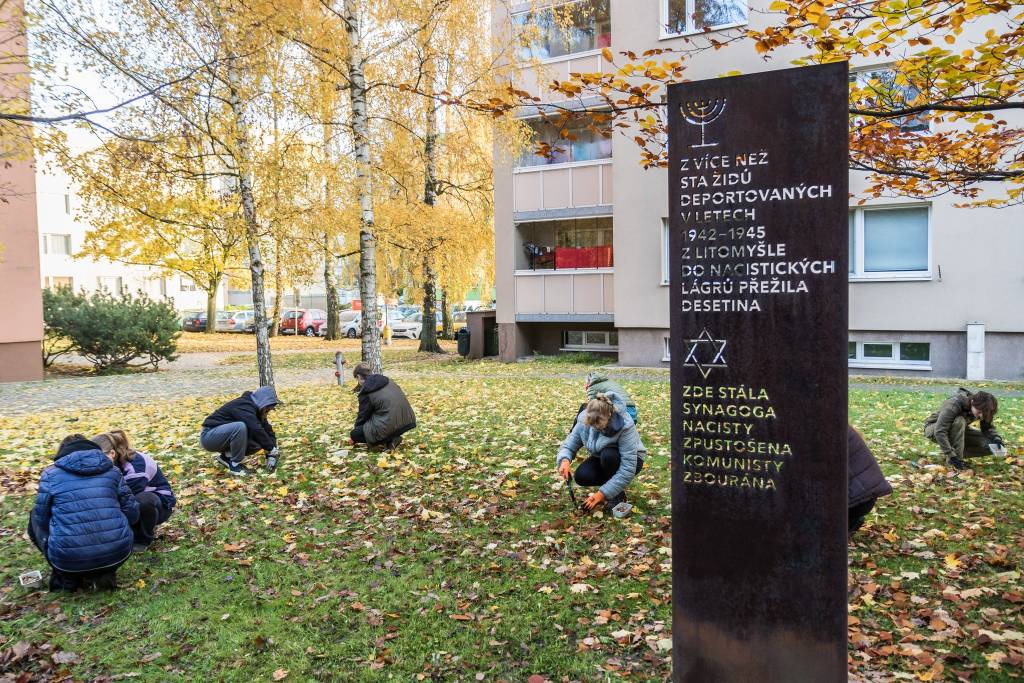 Studenti v Litomyšli sázeli krokusy. U památníku bývalé synagogy připomínají historii