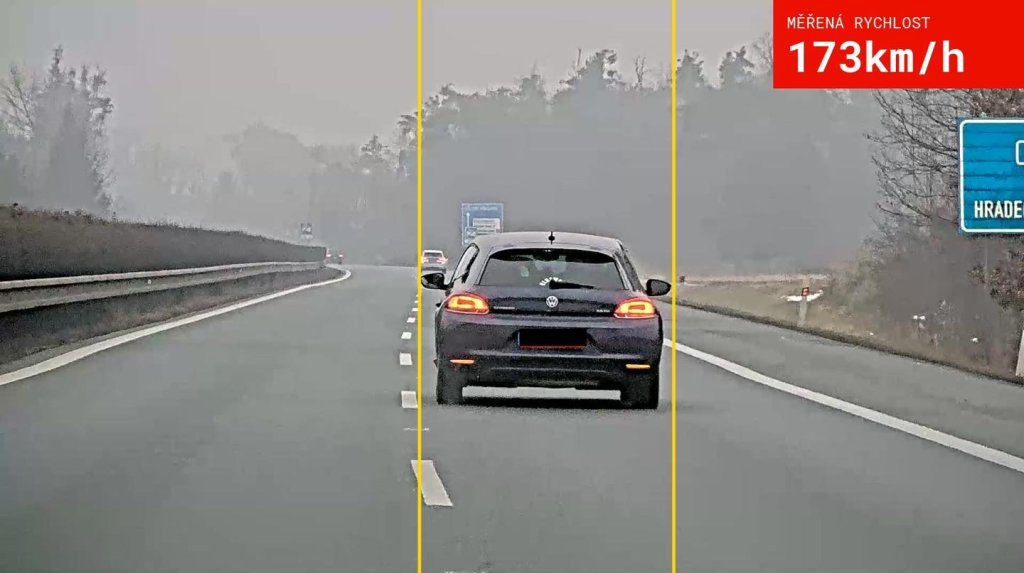 Závodníci na „Hradubické“: Dva řidiči letěli skoro 180 km/h, domů museli bez řidičáku