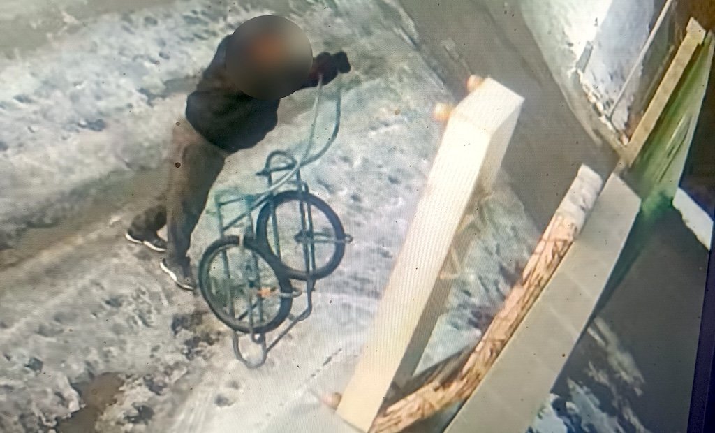 Svitavský „kutil“ s vozíkem narazil: Odpad vyložil před zavřenou bránou, usvědčily ho kamery