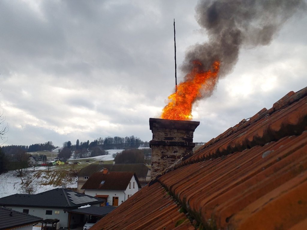 Z komína šlehaly plameny, uvnitř žhnuly saze. Požár v Kunčicích je varováním pro všechny, kdo topí