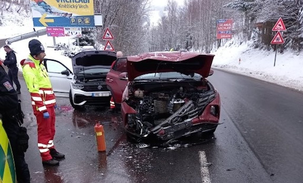 Srážka u sjezdovky: Střet dvou SUV zaměstnal záchranáře, jedna osoba je zraněná