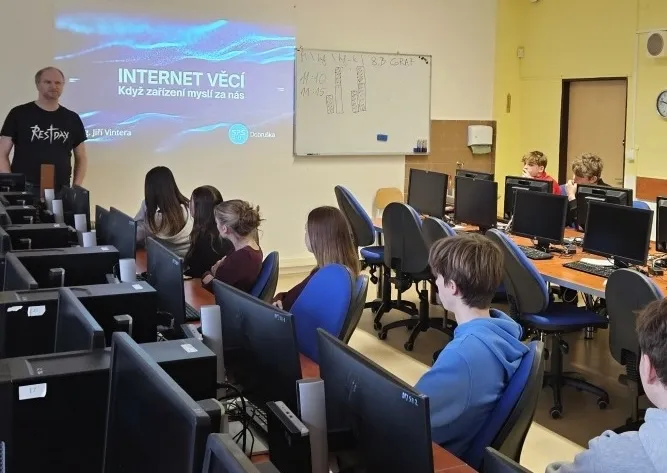 Opočenští deváťáci nahlédli do budoucnosti: Zážitková informatika jim představila Internet věcí i rizika s ním spojená
