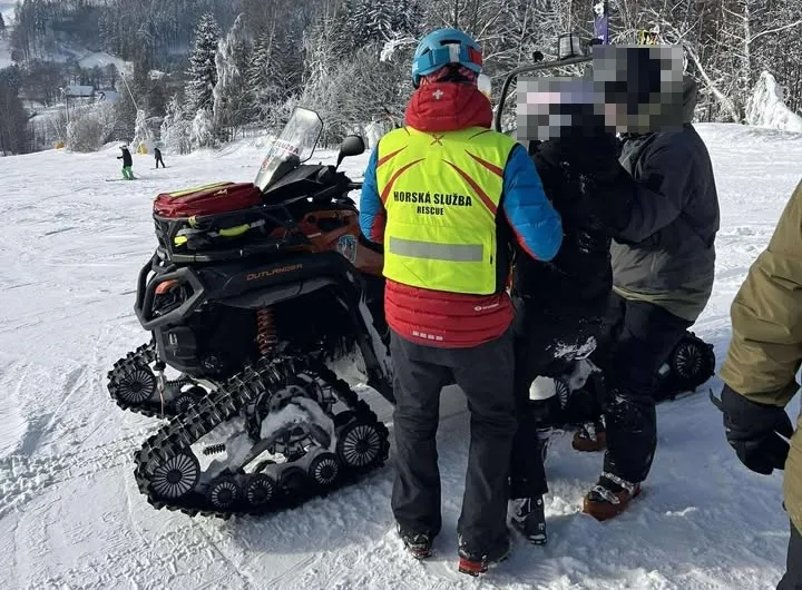 „Tohle nás nabíjí.“ Pražská škola děkovala záchranářům za empatii a bezpečí na smolném lyžáku na Benecku