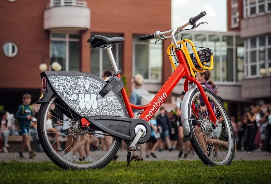 Rozvoj udržitelné dopravy ve východních Čechách: Bikesharing startuje v Dobrušce i na Kostelecku