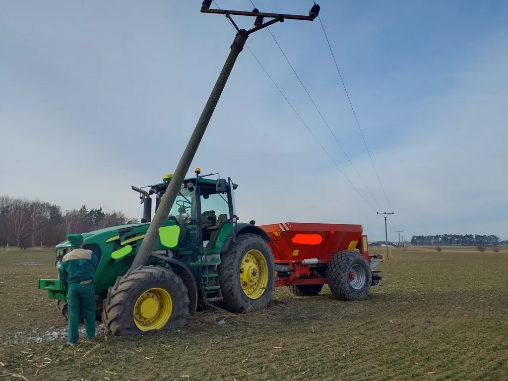 Neobvyklá nehoda v Pohránově: Traktor na prázdném poli narazil do sloupu vysokého napětí
