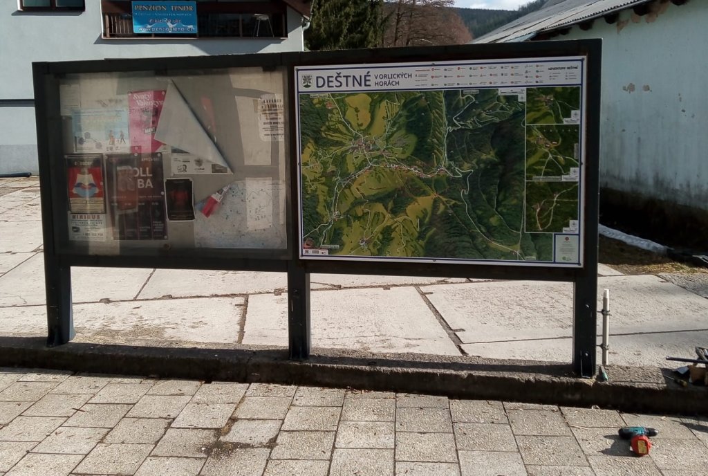 V Deštném v Orlických horách poslouží turistům nové informační tabule s mapou, obec na ně získala dotaci