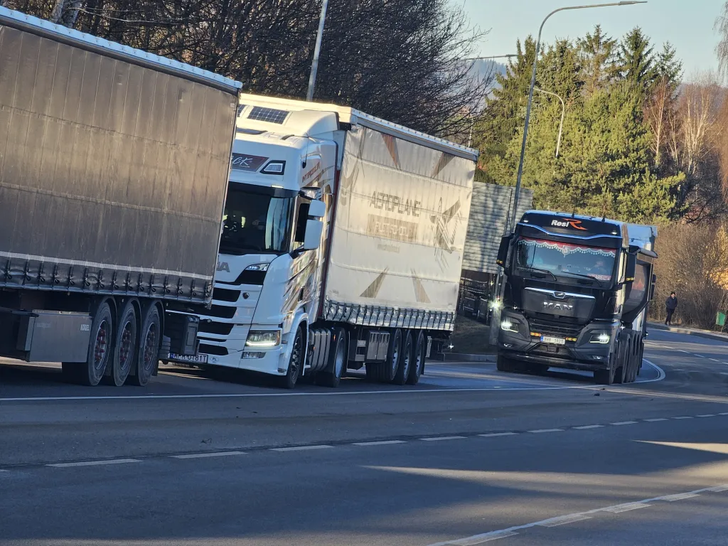 Výstavba obchvatu Náchoda přináší výrazné dopravní komplikace, policie varuje před blokováním křižovatek