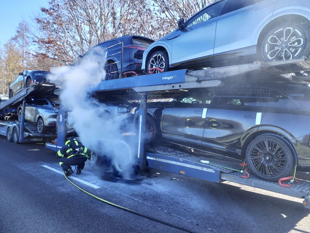 Z brzdového systému kamionu plného aut stoupal v Lukavici hustý dým, hasiči museli nápravu chladit