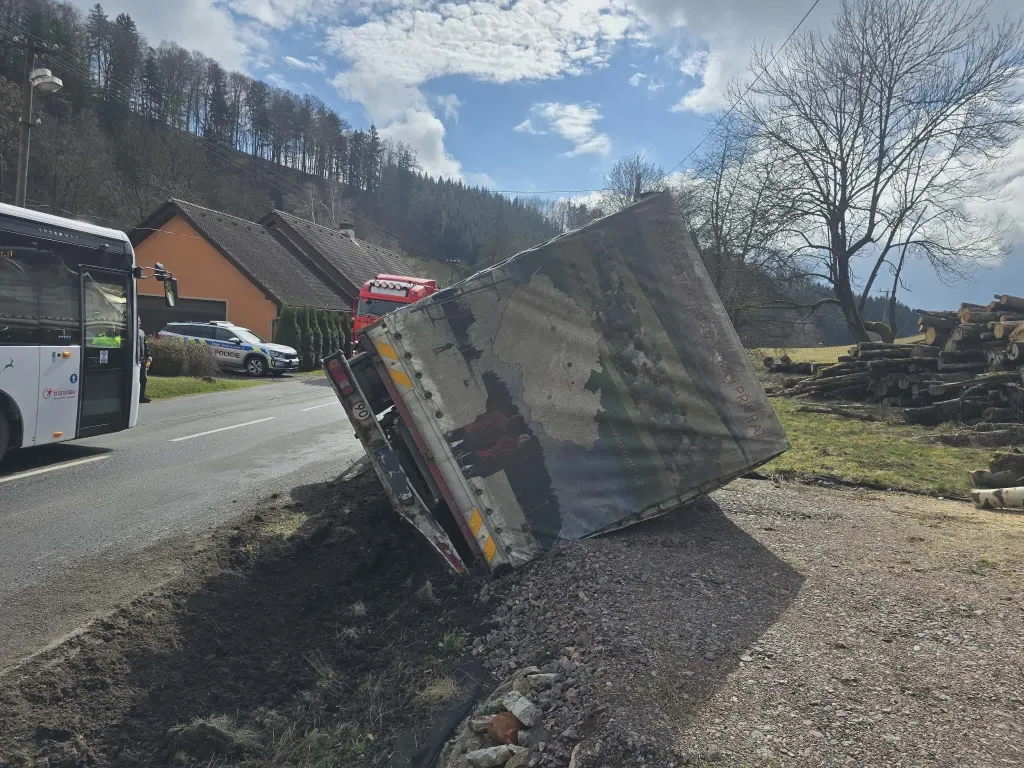 Naložený nákladní vůz skončil v Českých Libchavách nakloněný v příkopu, vyprošťovat ho musela těžká technika