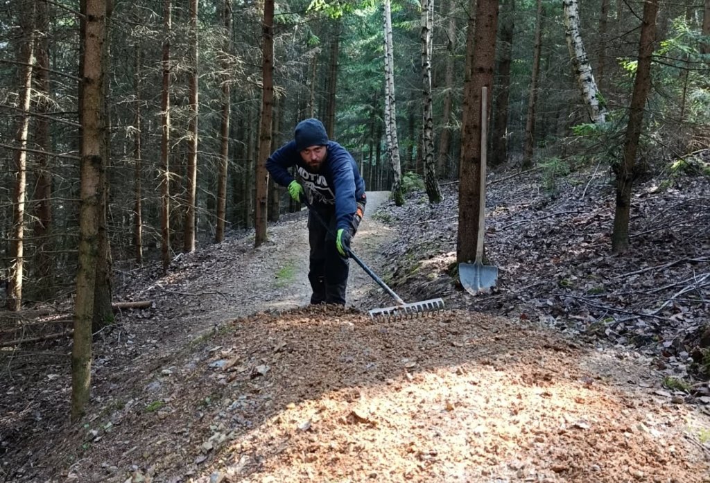 Jarní údržba v Bike resortu Peklák odstartovala, na traily platí zákaz vjezdu
