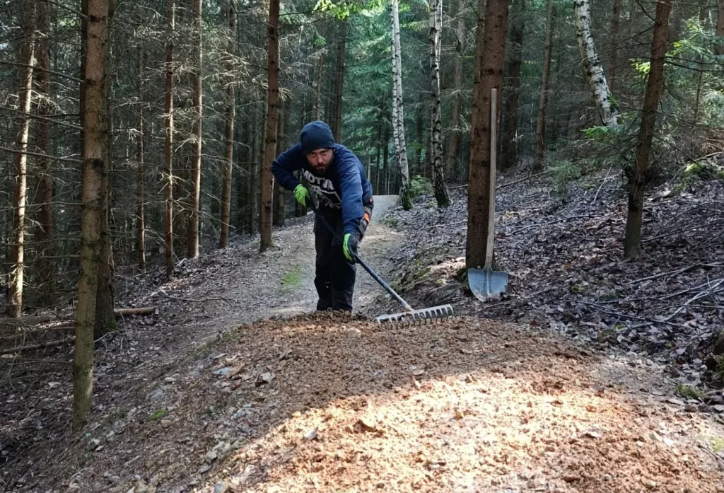 Jarní údržba v Bike resortu Peklák odstartovala, na traily platí zákaz vjezdu