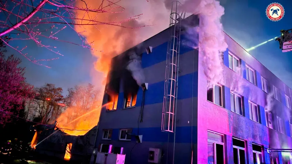 Noční požár v pardubické průmyslové zóně vyšetřuje elitní policejní útvar jako podezření z terorismu