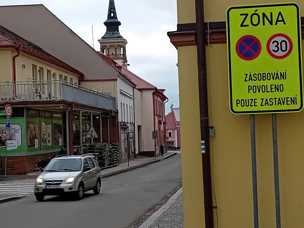 Nové dopravní značení v centru Dobrušky zdůrazňuje třicítku a zákaz zastavení