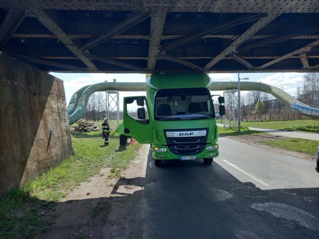 Další kamion uvízl pod železničním mostem v Hradci Králové, řidič nerespektoval výškové omezení