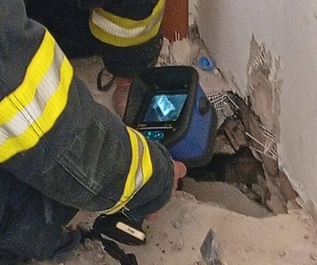 Požár podlahy v rodinném domě ve Smiřicích zlikvidoval majitel hasicím přístrojem, na vině je zřejmě komín