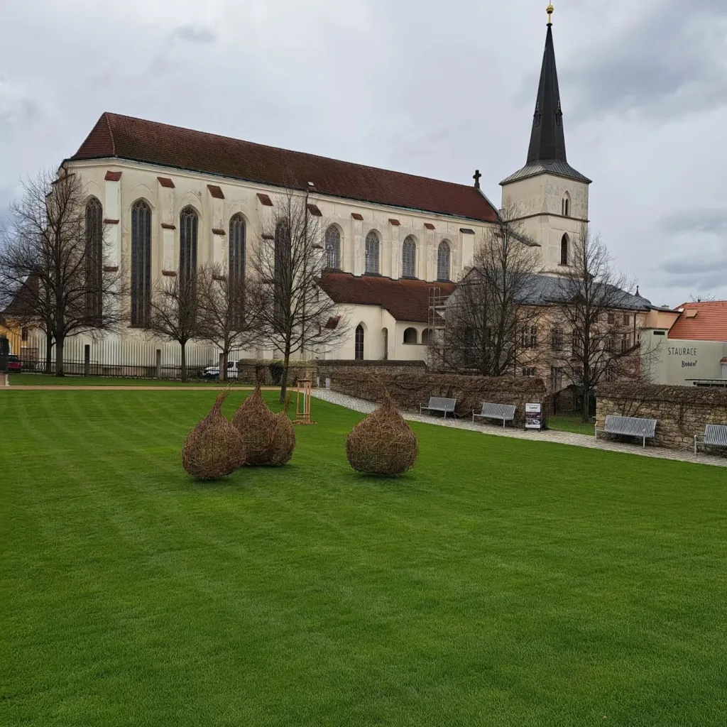 Klášterní zahrady v Litomyšli ožily jarem: Studenti nainstalovali uměleckou výstavu