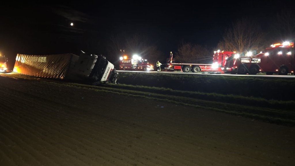 Havárie kamionu s 22 tunami železa omezila provoz u Moravské Třebové na více než 24 hodin