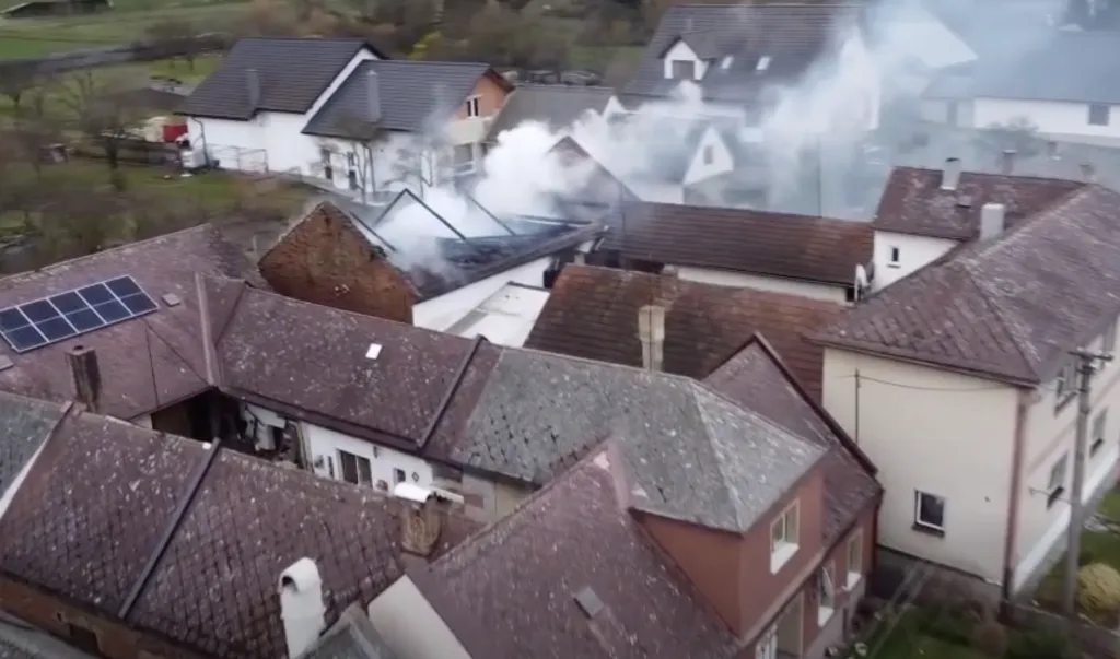 Ohnivé drama v Bezděčí u Trnávky. Plameny spolykaly stodolu, hasiči na poslední chvíli uchránili rodinný dům