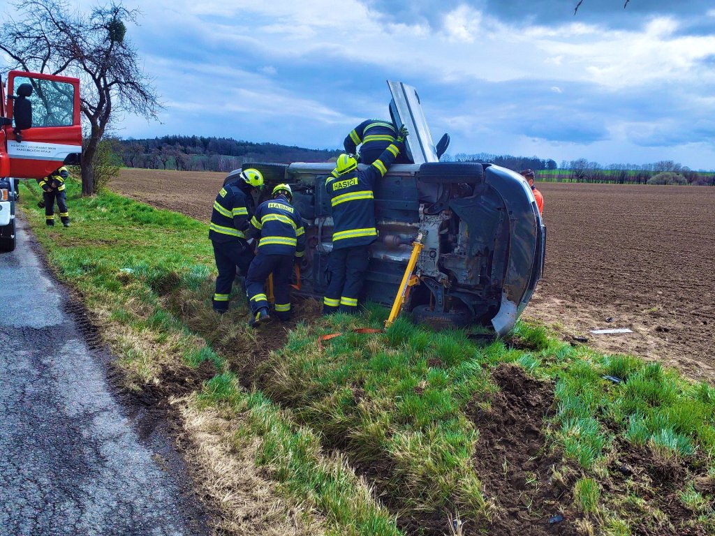 U Morašic skončilo auto na boku: Hasiči z něj vyprostili zaklíněnou ženu