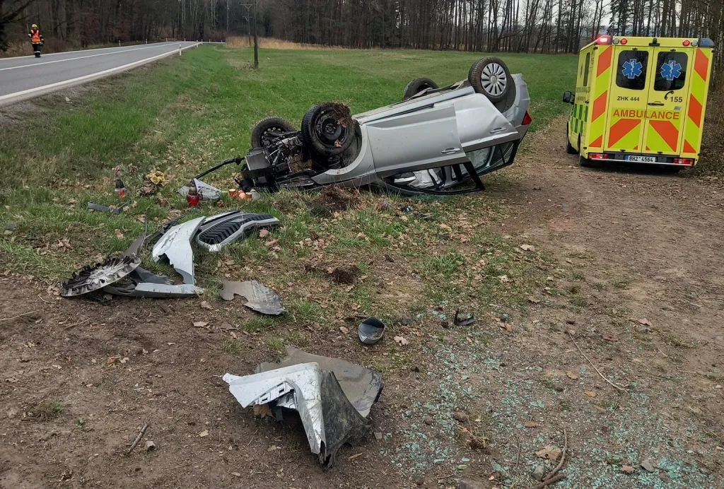 Osobní auto vylétlo ze silnice a skončilo na střeše, jeden člověk se zranil