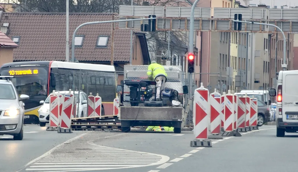Výměna dopravních portálů v Hradci Králové po zimě pokračuje: Práce provoz omezí jen minimálně