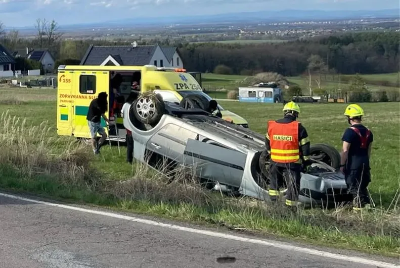 Havárie u Rabštejnské Lhoty: Osobní auto vyletělo ze silnice a skončilo na střeše