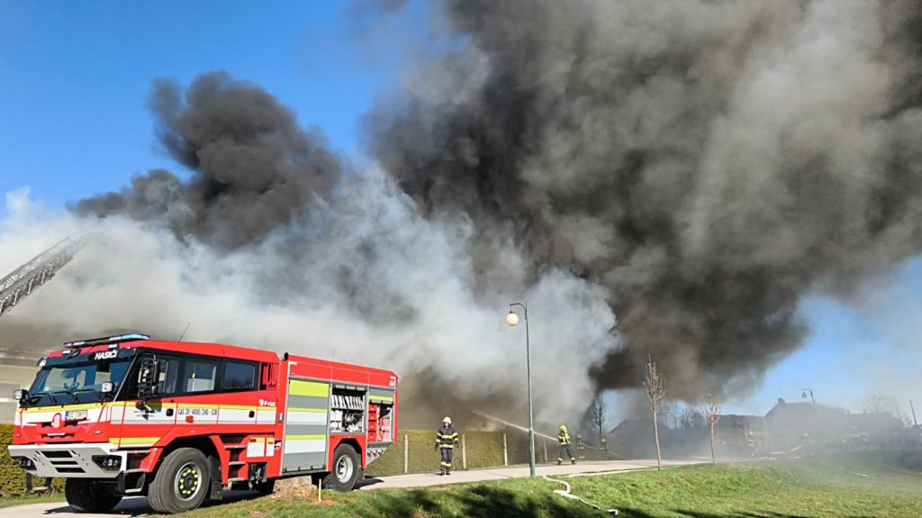 V Horce u Staré Paky hoří průmyslový objekt, hasiči vyhlásili třetí stupeň poplachu