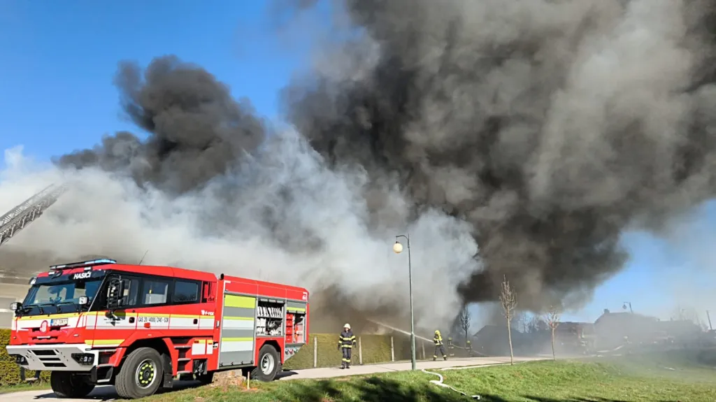 V Horce u Staré Paky hoří průmyslový objekt, hasiči vyhlásili třetí stupeň poplachu