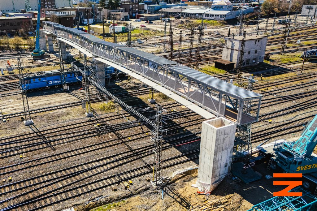 V České Třebové probíhá montáž nové lávky přes kolejiště, k otevření dojde v červnu
