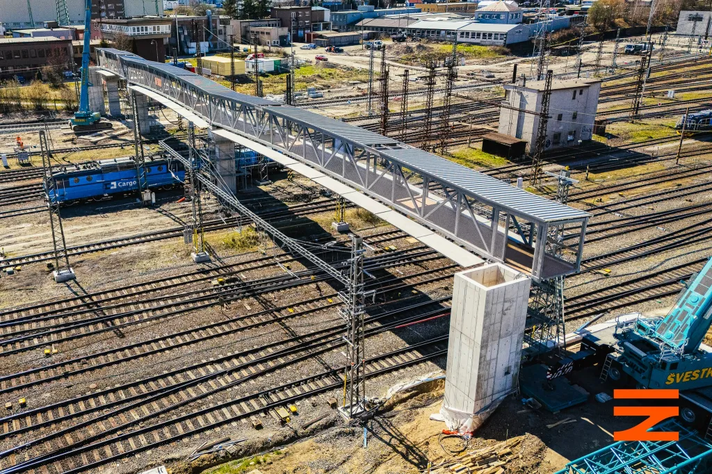 V České Třebové probíhá montáž nové lávky přes kolejiště, k otevření dojde v červnu