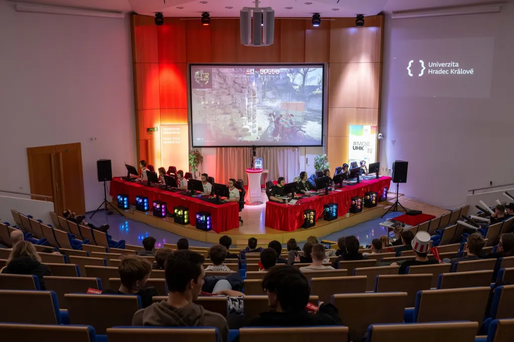 Rekordní návštěvnost v Pardubicích: Esportové derby východočeských univerzit ovládli hosté z Hradce