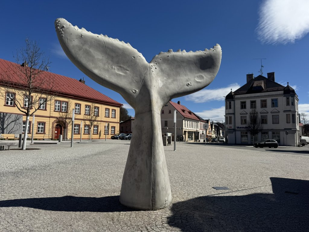 Do Vrchlabí připlula velryba. Náměstí Míru zdobí monumentální socha Leviathan od Jana Gemrota