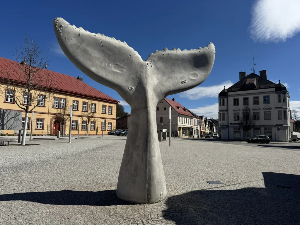 Do Vrchlabí připlula velryba. Náměstí Míru zdobí monumentální socha Leviathan od Jana Gemrota