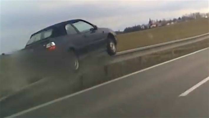 Jedno auto předjíždělo druhé, po střetu letělo vzduchem