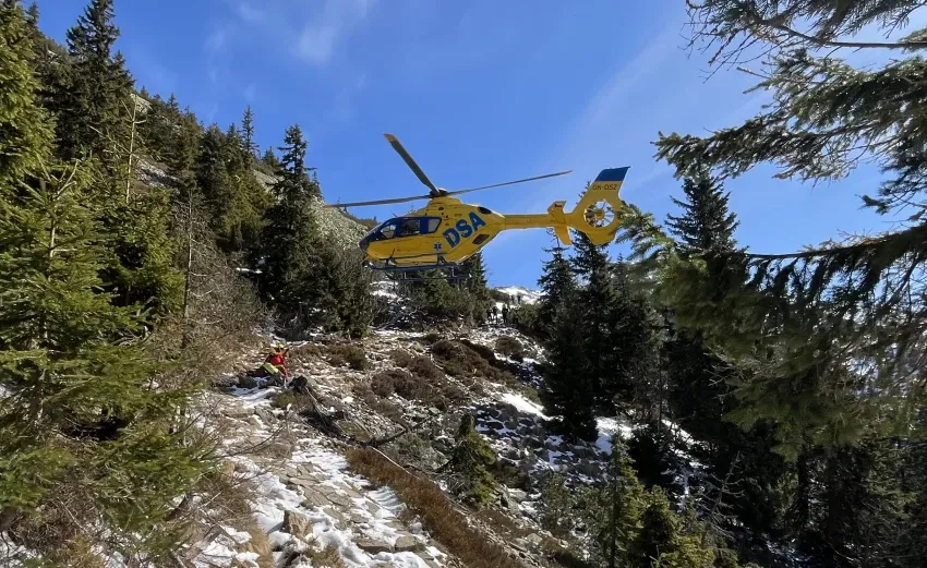 Kuriózní nehoda v Krkonoších: Padající kámen vážně zranil turistu na Kozích hřbetech