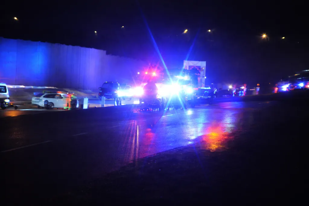 Srážka dvou vozidel uzavřela konec dálnice D11 u Hořenic, na místě jsou zranění