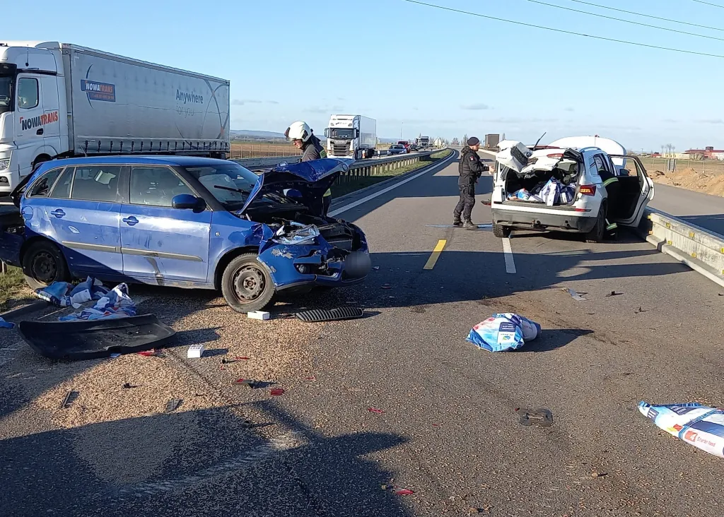 Nehoda dvou osobních aut v zúžení zkomplikovala večerní provoz na dálnici D11, jeden člověk se zranil