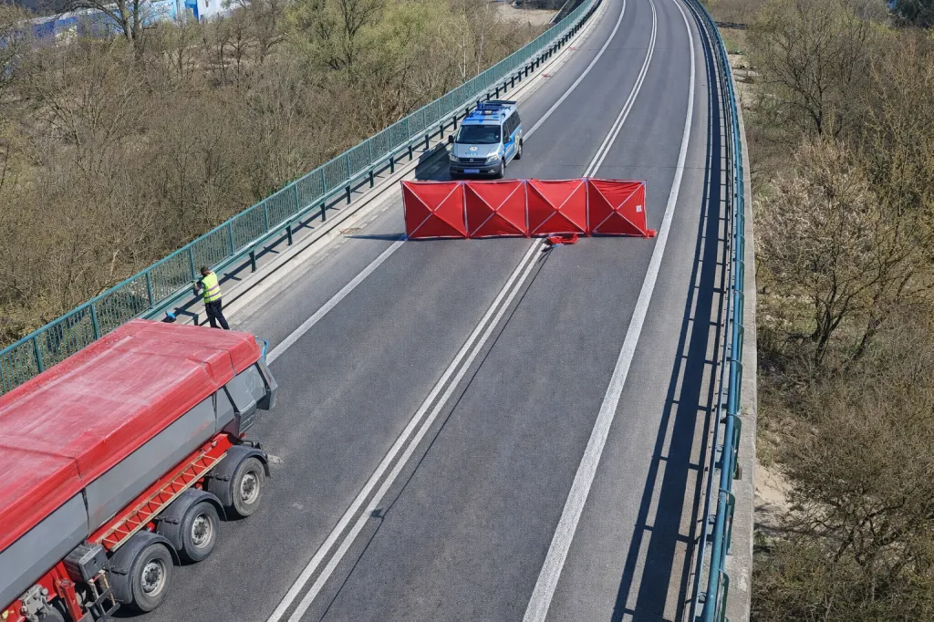 Srážka kamionu a motocyklu zcela uzavřela silnici I/16 u Jičína. Motocyklista na místě zahynul