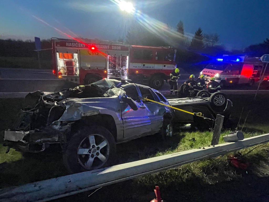 Nehoda na obchvatu České Skalice: Dvě vozidla mimo vozovku, čtyři zranění
