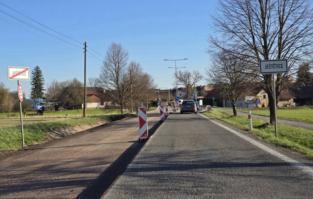 Na silnici I/14 mezi Bílým Újezdem a Ještěticemi začala oprava vozovky, provoz je řízen kyvadlově