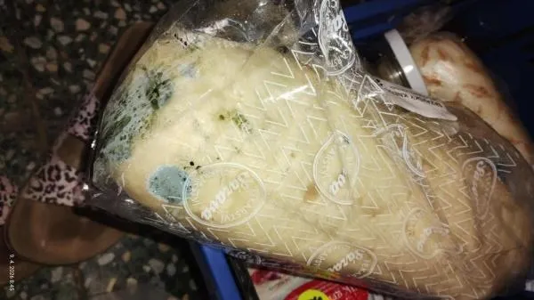 Inspekce uzavřela prodejnu potravin v Kunvaldu, kontroloři odhalili myší trus a plesnivé potraviny