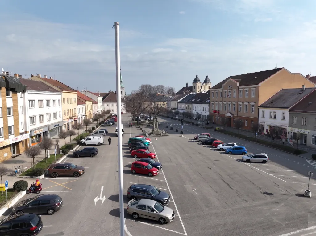 Omezení parkování v Kostelci nad Orlicí vyvolalo vlnu nevole, nespokojení podnikatelé předali radnici petici