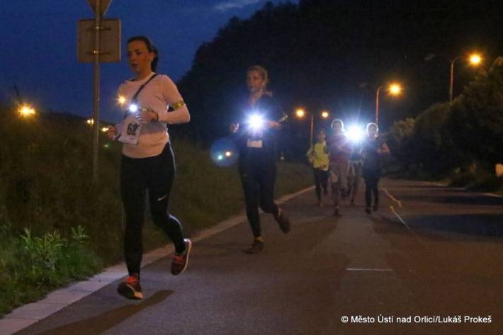 Běžel se druhý Noční půl maraton