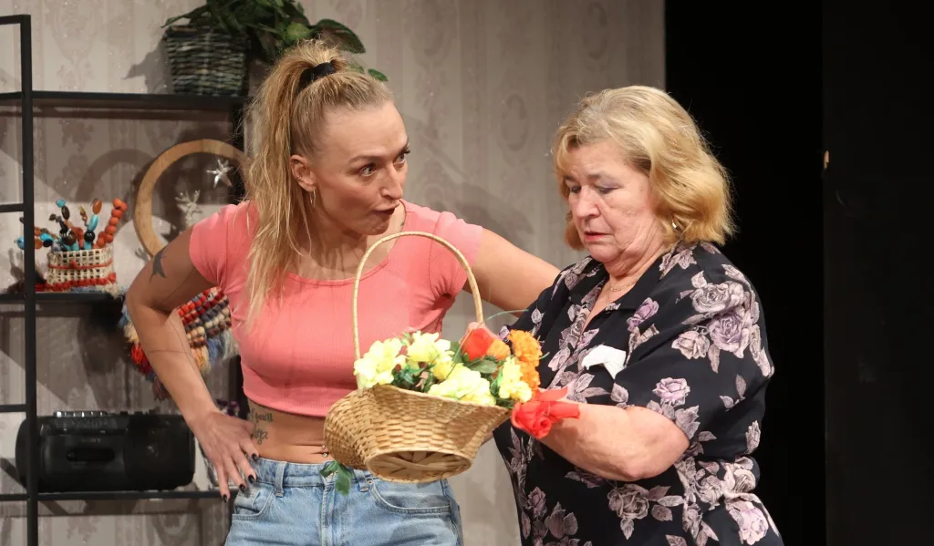 Hořká komedie s dobrým koncem: Roškotovo divadlo hostilo premiérový Kurz ručních prací