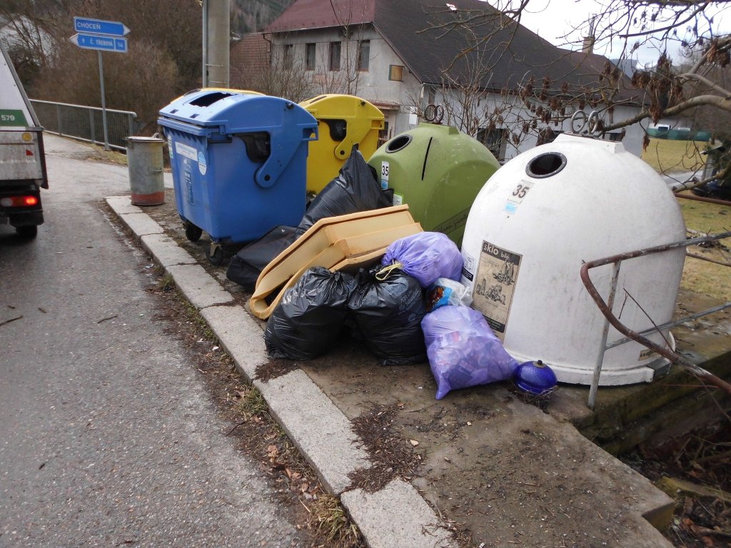 Starý gauč k popelnici vážně nepatří! Ústí nad Orlicí loni utratilo za úklid černých skládek skoro 400 tisíc. Odvezte to do sběrného dvora, je to zdarma!