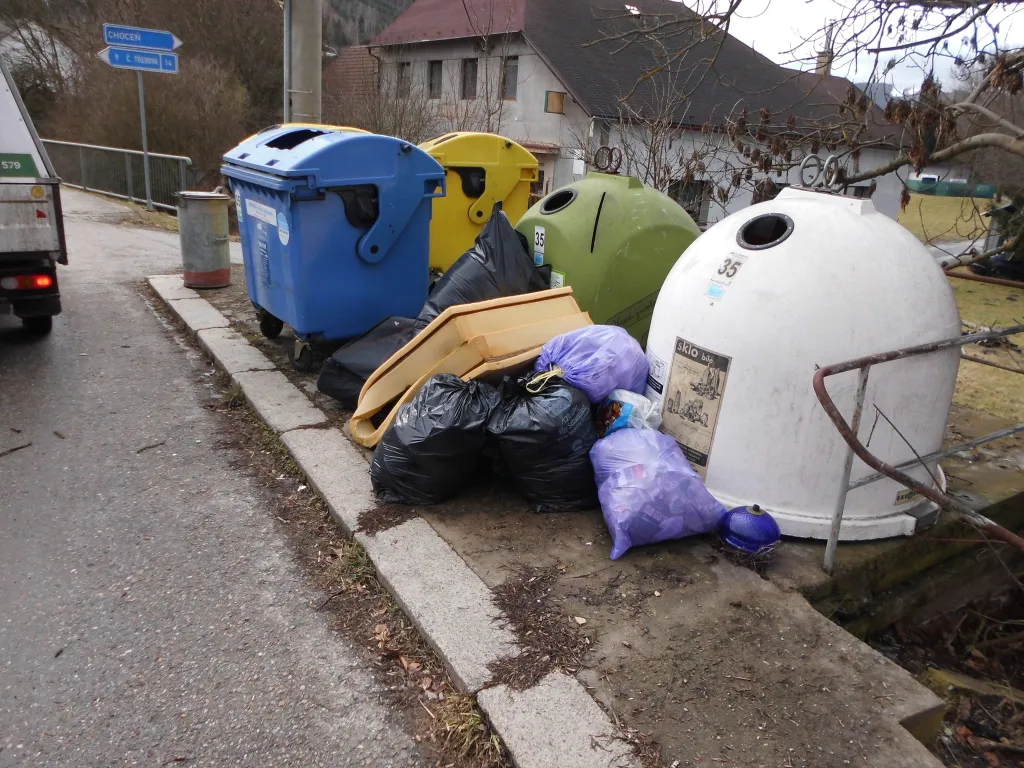 Starý gauč k popelnici vážně nepatří! Ústí nad Orlicí loni utratilo za úklid černých skládek skoro 400 tisíc. Odvezte to do sběrného dvora, je to zdarma!